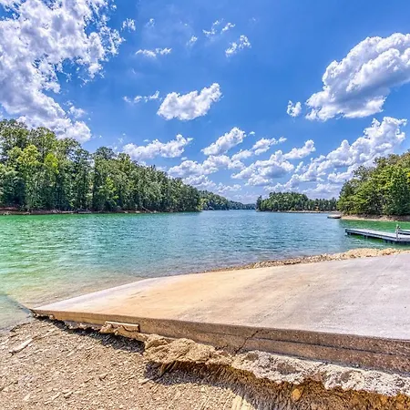 Majestic Lakefront Lodge